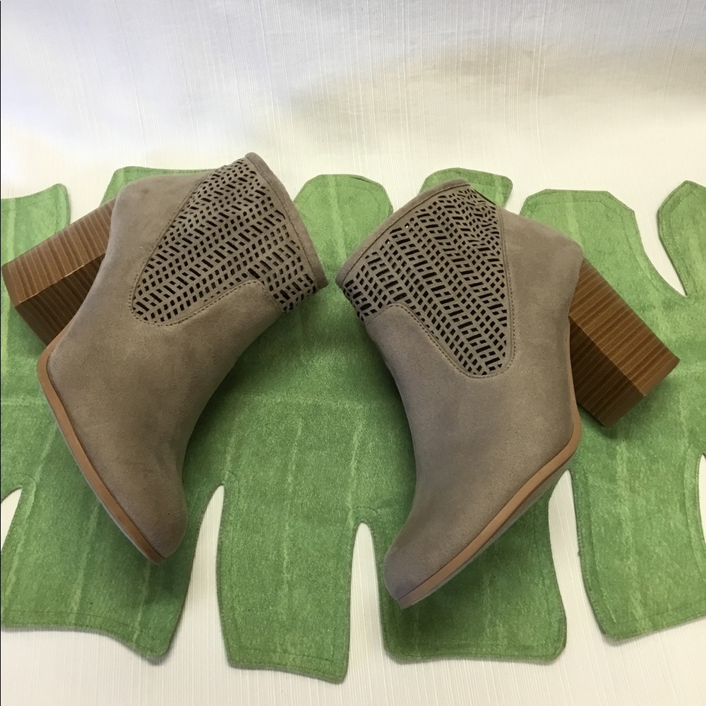 Coconuts By Matisse So Fun Neutral Ankle Boots. Gem